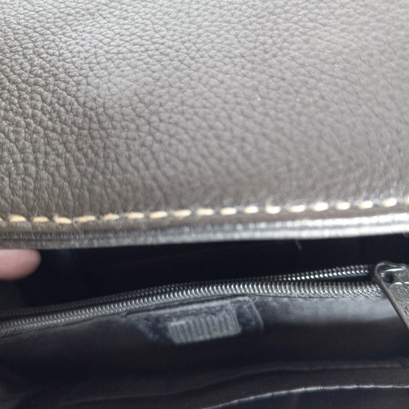 Small leather shoulder purse many compartments. Black leather faux leather trim. - Picture 7 of 8